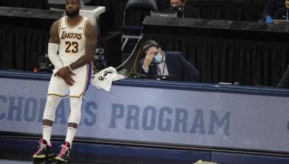 开云体育-NBA再度升级防疫政策：球员所有情况必须佩戴口罩